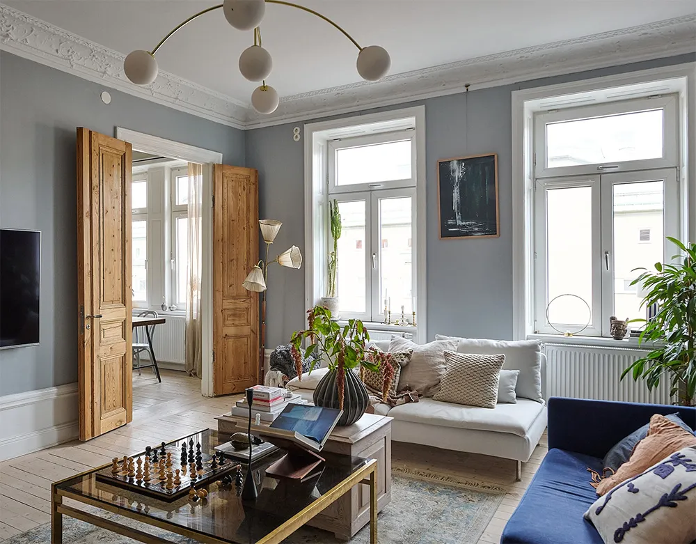 Просторна шведська квартира з синім диваном і винтажними деталями - Gallery image 2