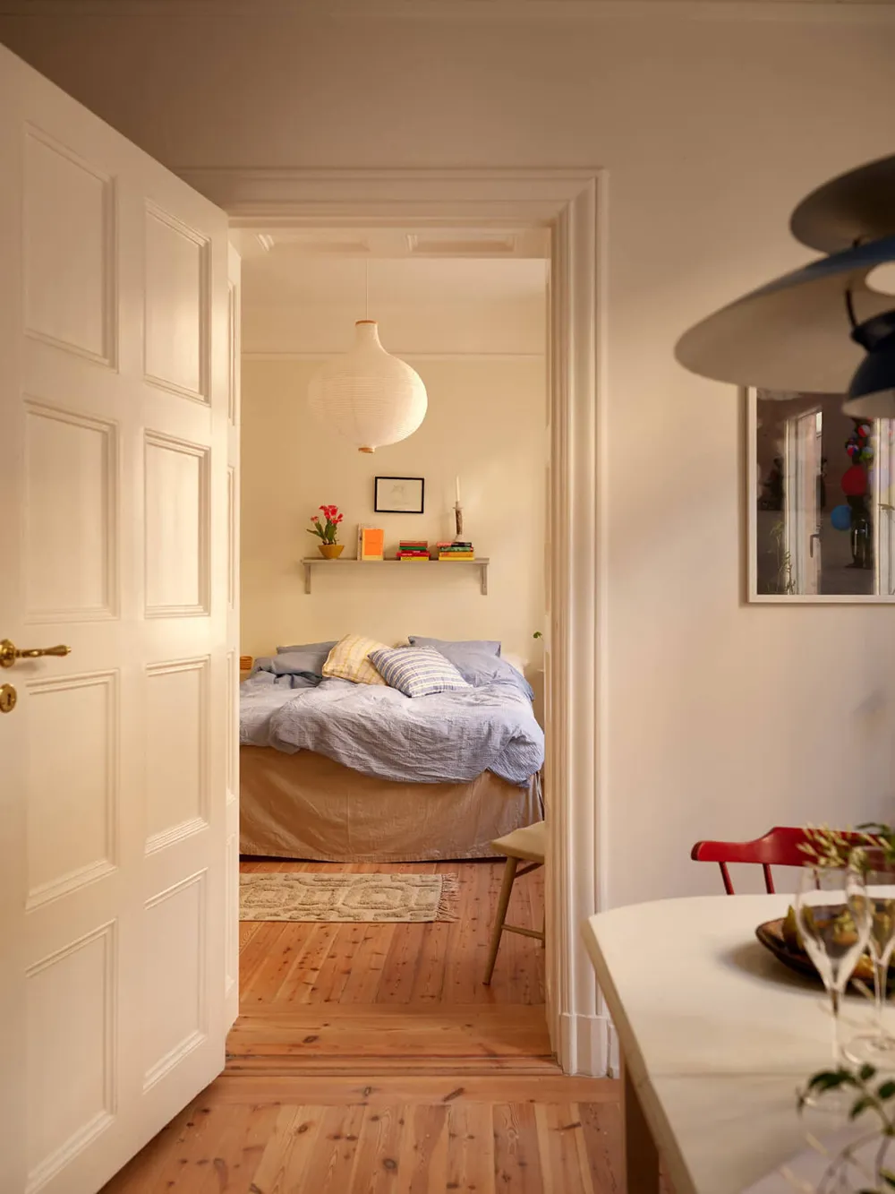 Естественный свет и яркие детали в интерьере небольшой скандинавской квартиры (58 кв. м) - Gallery image 13