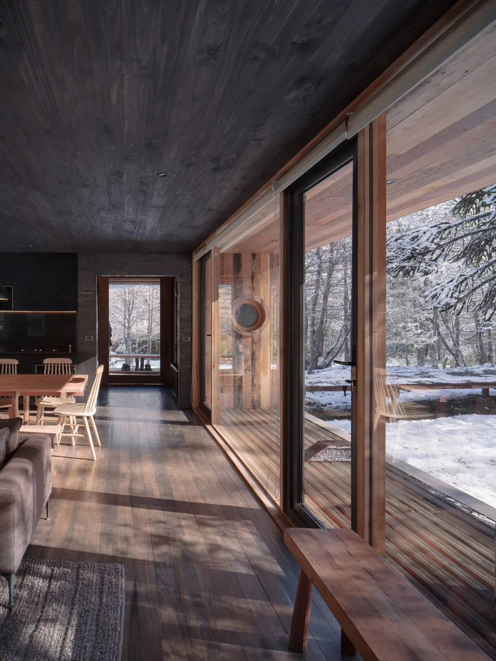 Modernes Shalé mitten im verschneiten Wald in Chile - Gallery image 15