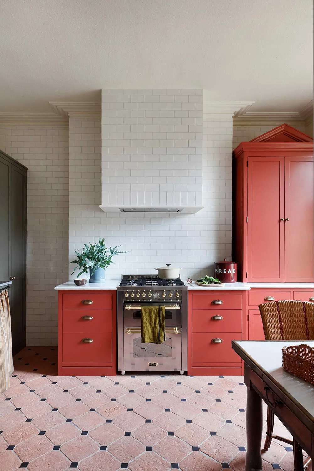 Interior acogedor de un diseñador inglés con una gran cantidad de hermoso decorado - Gallery image 5