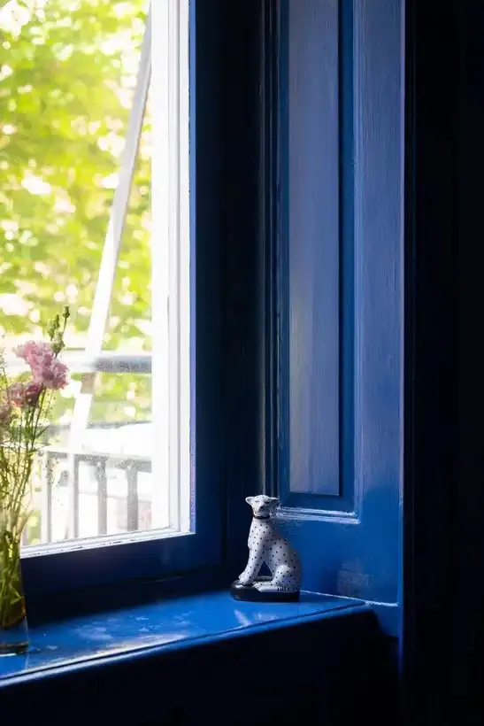 Інтер'єр не для всіх: синя квартира з червоними дверима в Стокгольмі (67 кв. м) - Gallery image 12