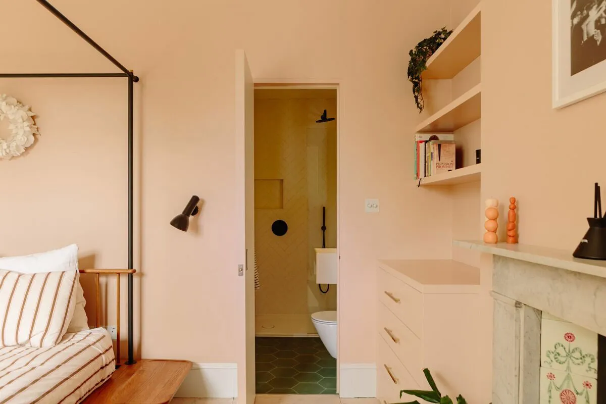 Grüne Wohnzimmer und Pfirsichfarbene Schlafzimmer: schöne Farben im Design eines Hauses in London - 15