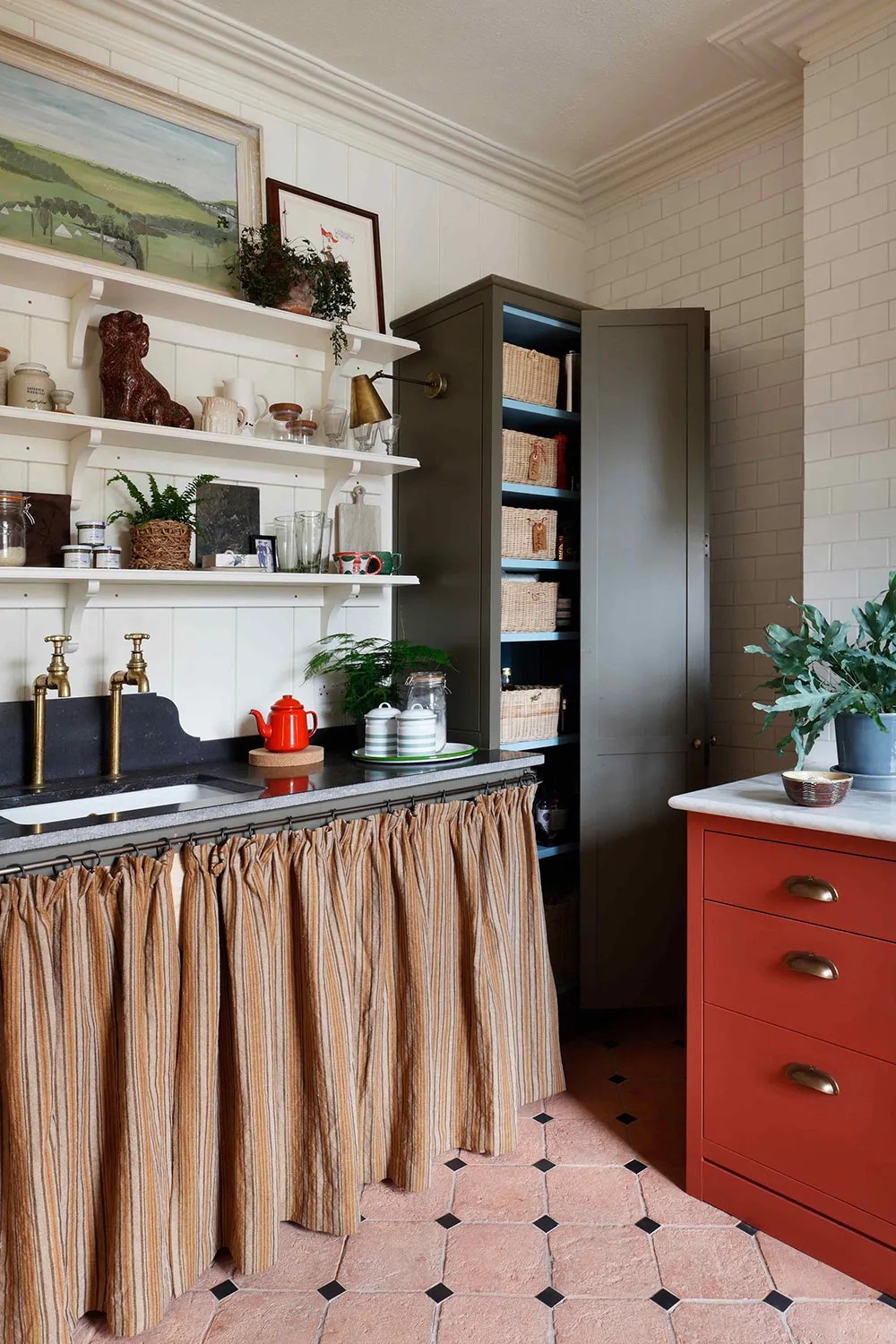 Interior acogedor de un diseñador inglés con una gran cantidad de hermoso decorado - Gallery image 4