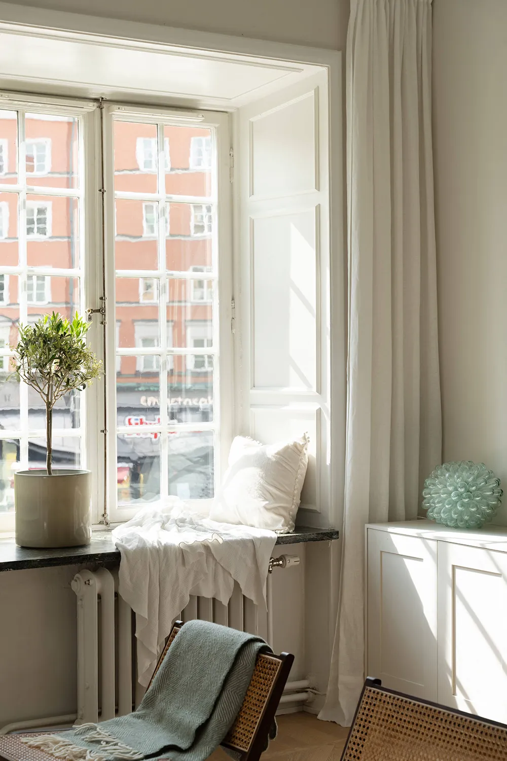 Bright and Elegant Scandinavian Interior in Stockholm (55 sqm) - Gallery image 4