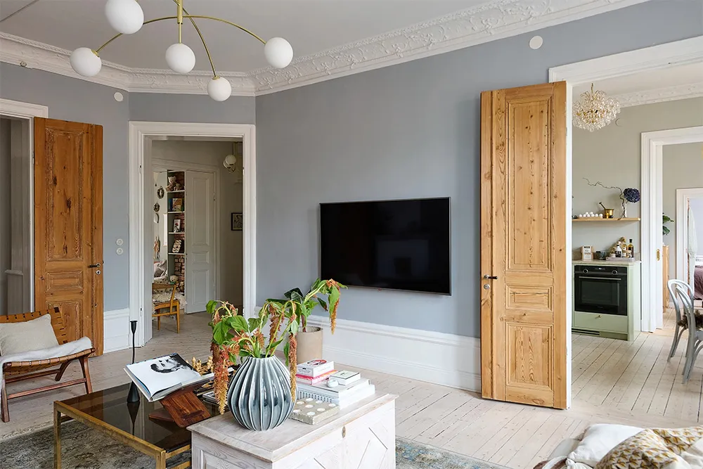 Просторна шведська квартира з синім диваном і винтажними деталями - Gallery image 11