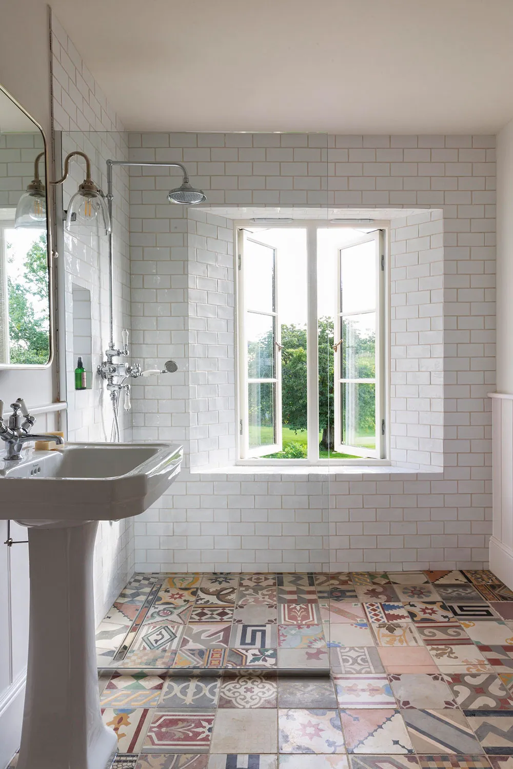 Green Accents in the Design of a Traditional Farmhouse in Southwest England - Gallery image 27