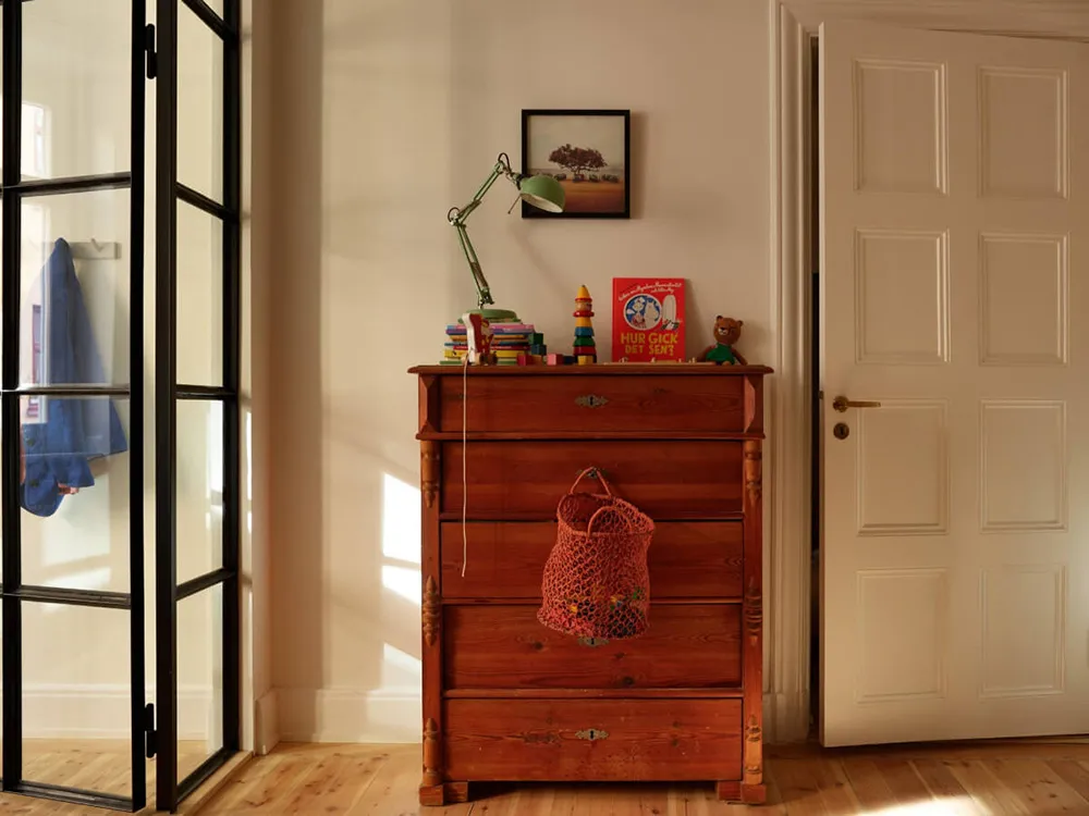 Естественный свет и яркие детали в интерьере небольшой скандинавской квартиры (58 кв. м) - Gallery image 19