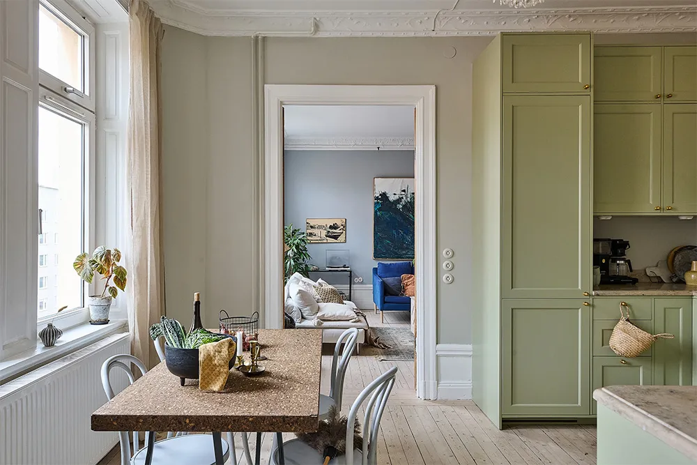 Просторна шведська квартира з синім диваном і винтажними деталями - Gallery image 10