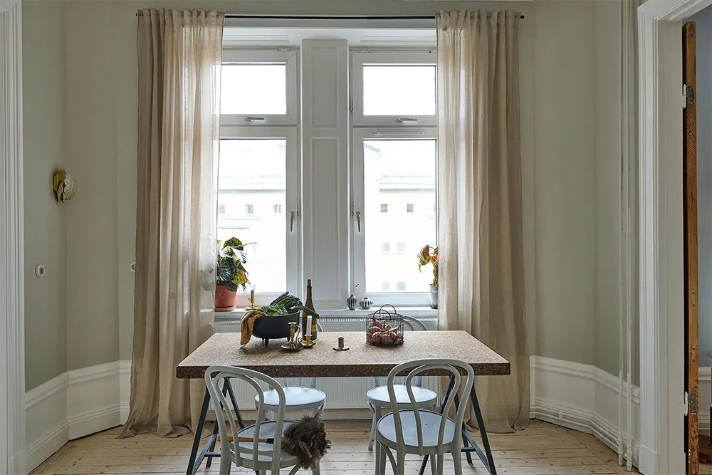 Просторна шведська квартира з синім диваном і винтажними деталями - Gallery image 9