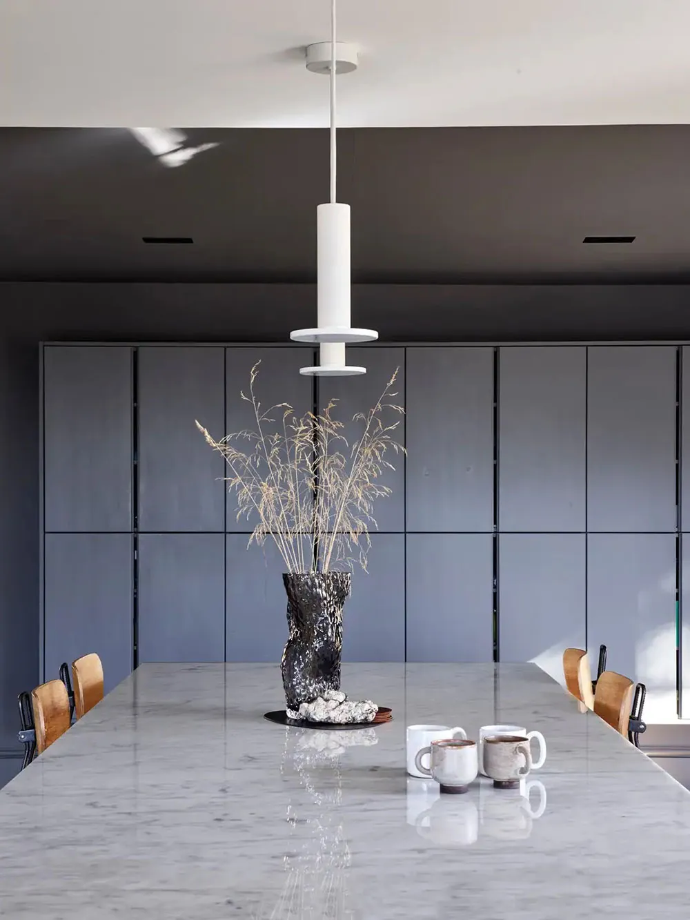 Утільні сучасні інтер'єри вілли 40-х років з видом на ставок у Швеції - Gallery image 5