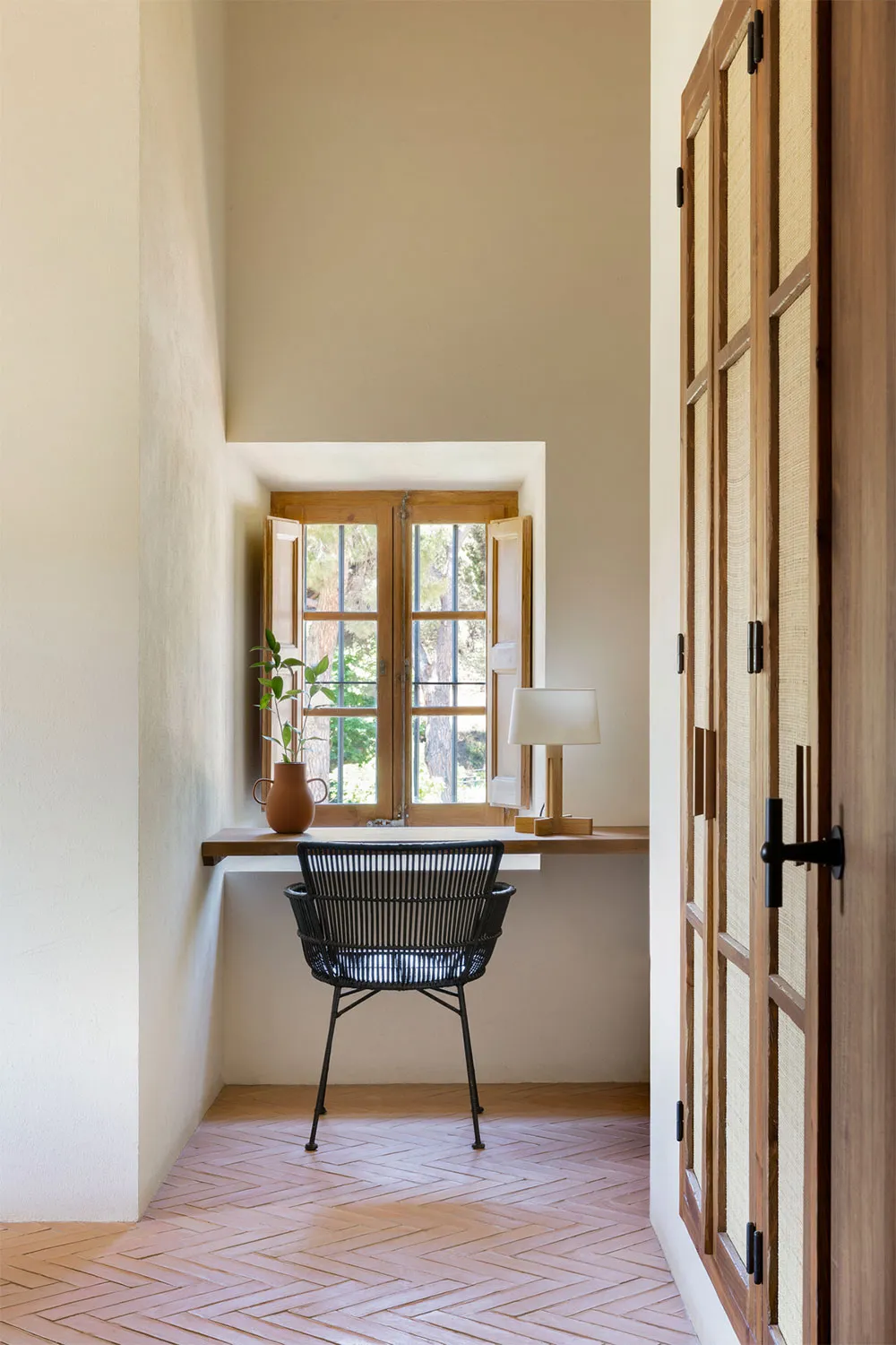 Interiores soleados y estilo atemporal: casa de verano en la costa de España - Gallery image 21