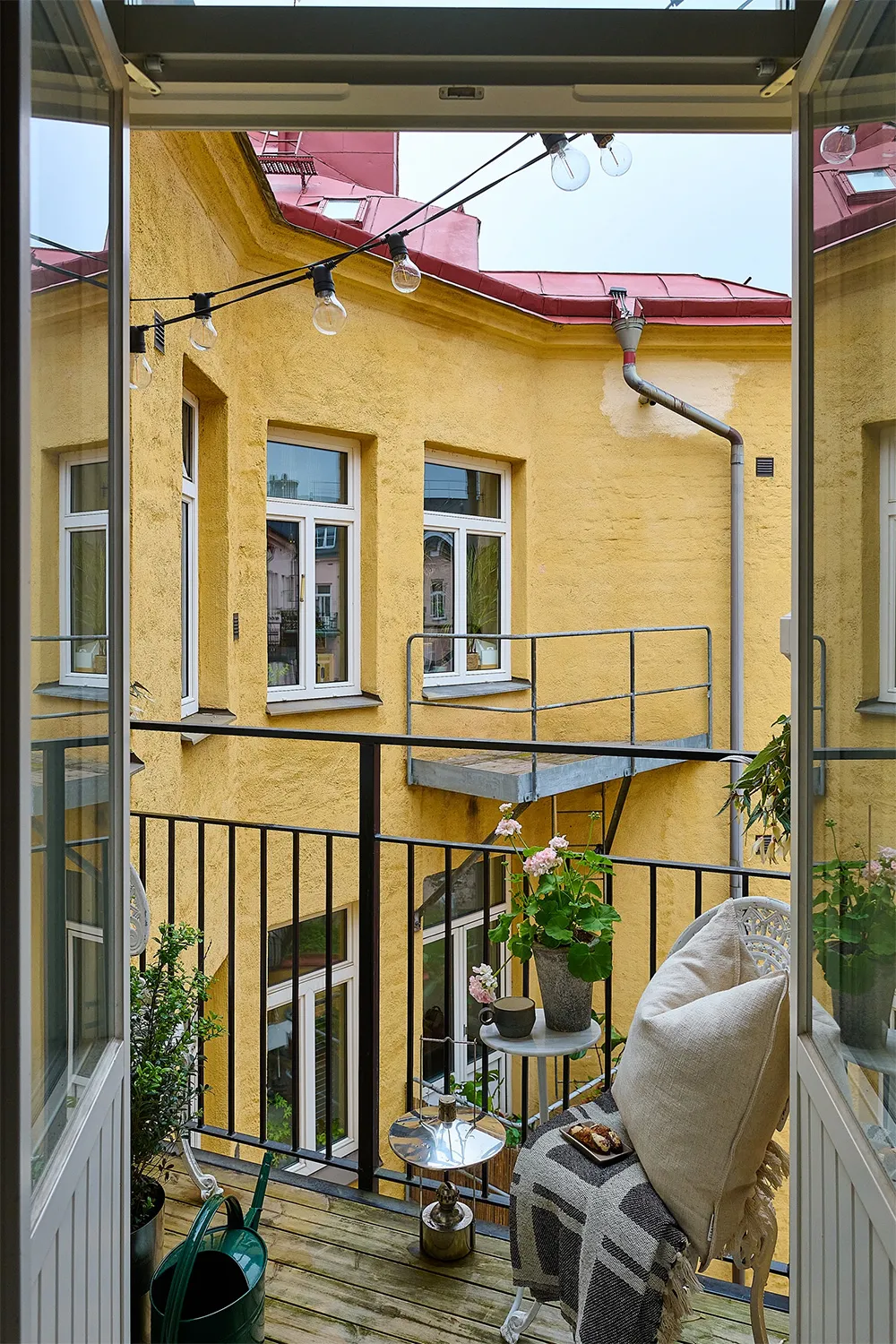 Просторна шведська квартира з синім диваном і винтажними деталями - Gallery image 25