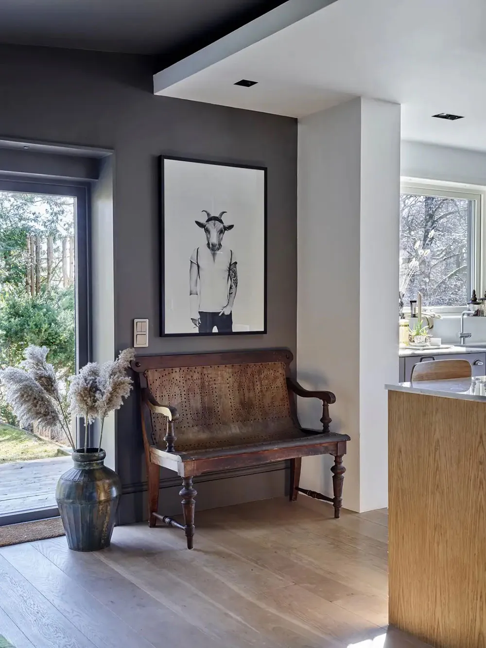 Утільні сучасні інтер'єри вілли 40-х років з видом на ставок у Швеції - Gallery image 6