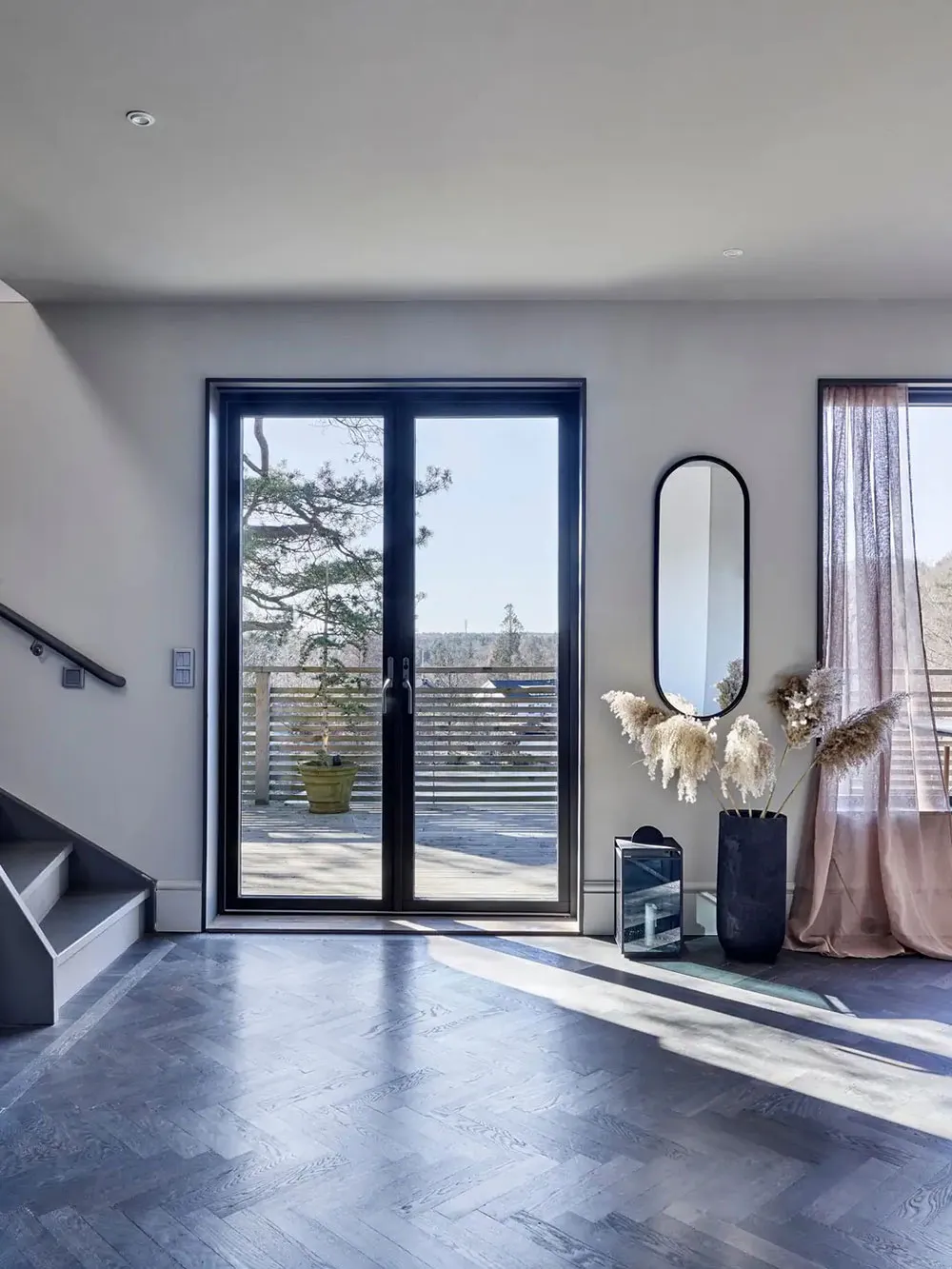 Утільні сучасні інтер'єри вілли 40-х років з видом на ставок у Швеції - Gallery image 10