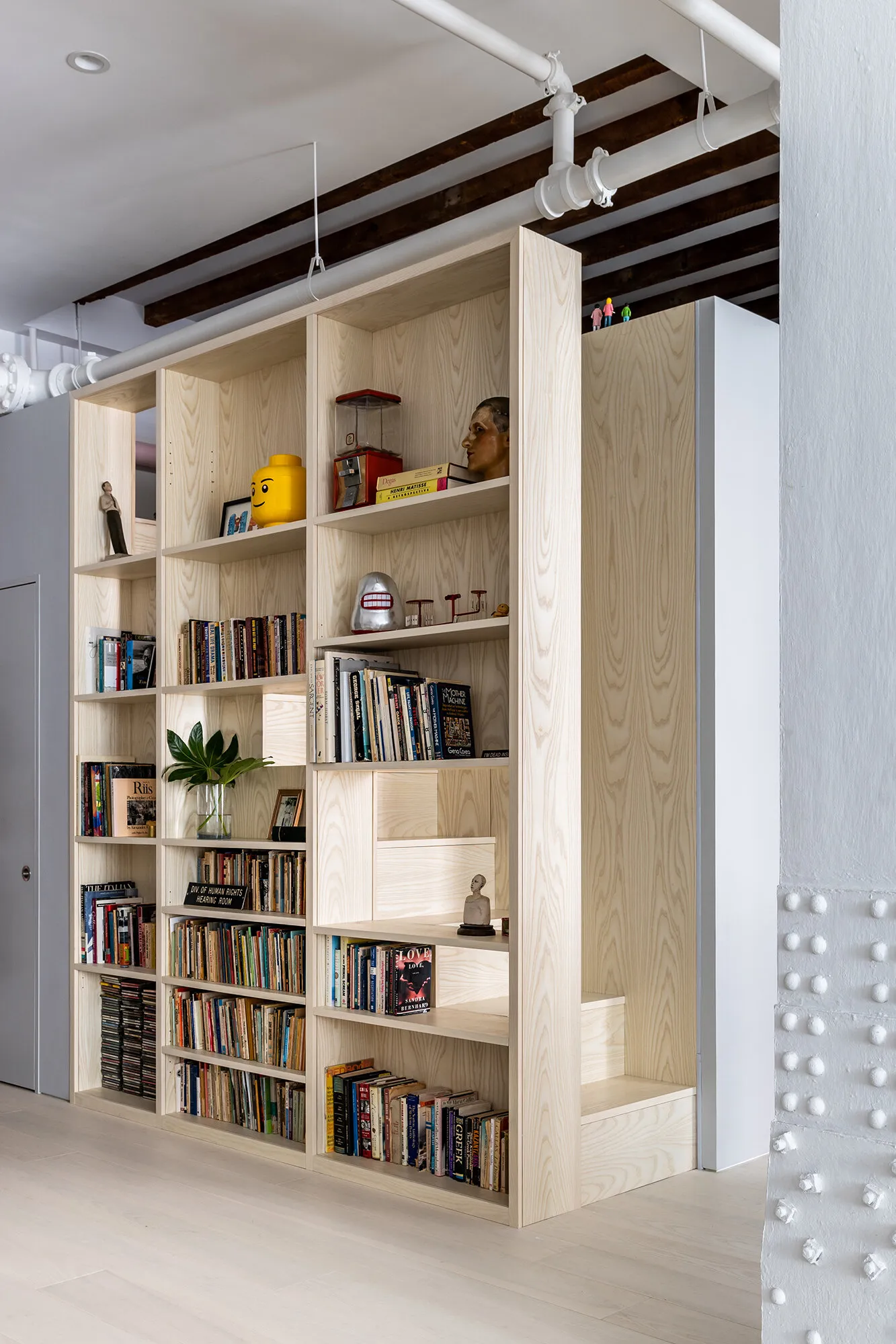 Светлый лофт с красочными постерами на Бродвее - Gallery image 7