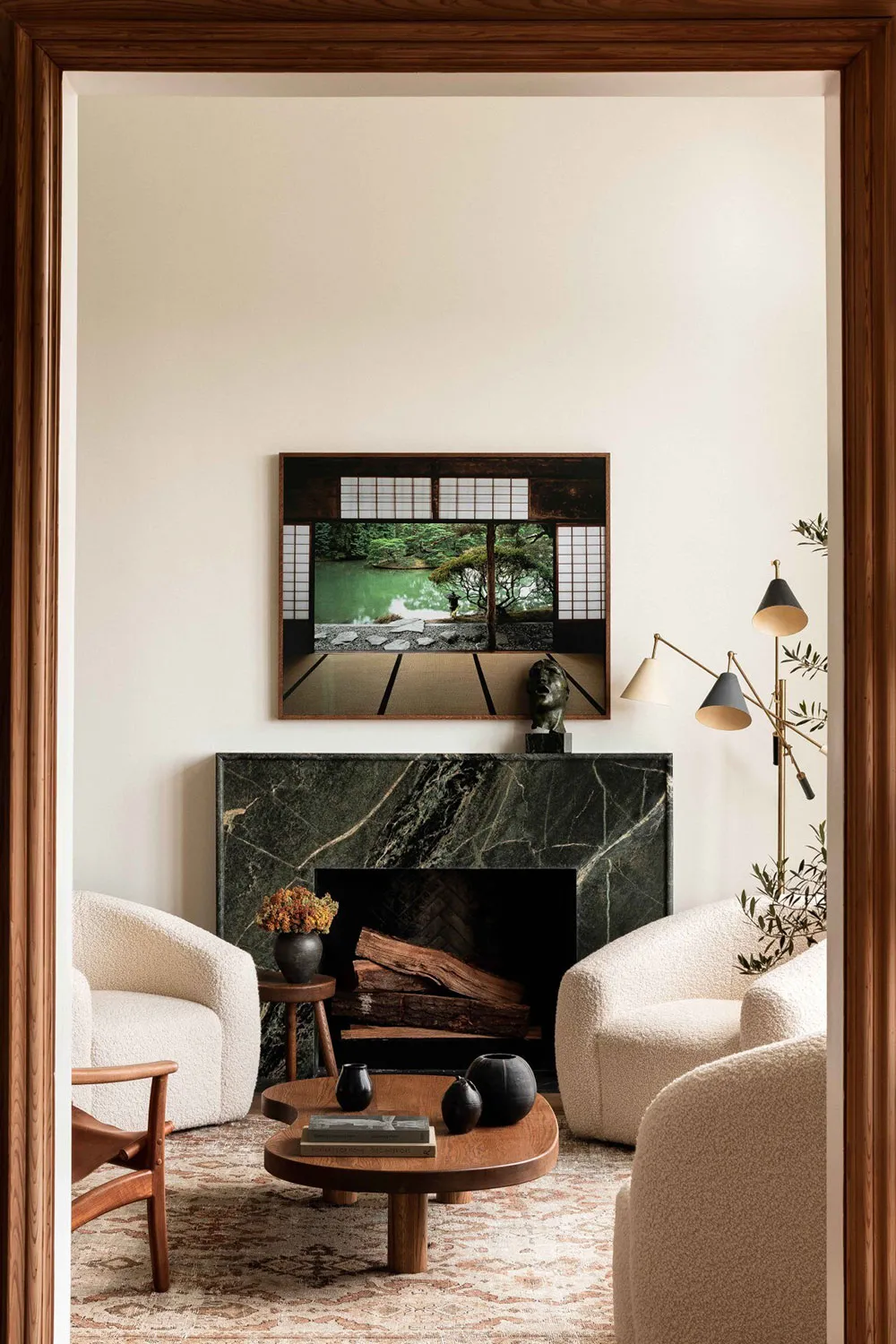 М’який сучасний інтер’єр із колекцією мистецьких виробів у Алабамі - Gallery image 3