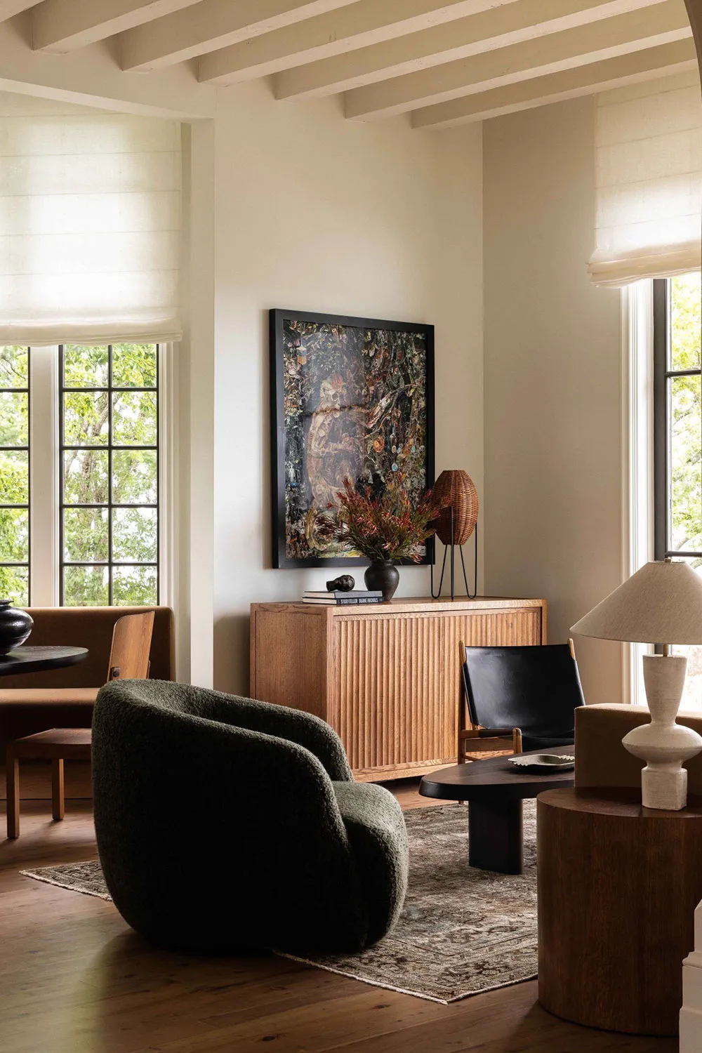 М’який сучасний інтер’єр із колекцією мистецьких виробів у Алабамі - Gallery image 8