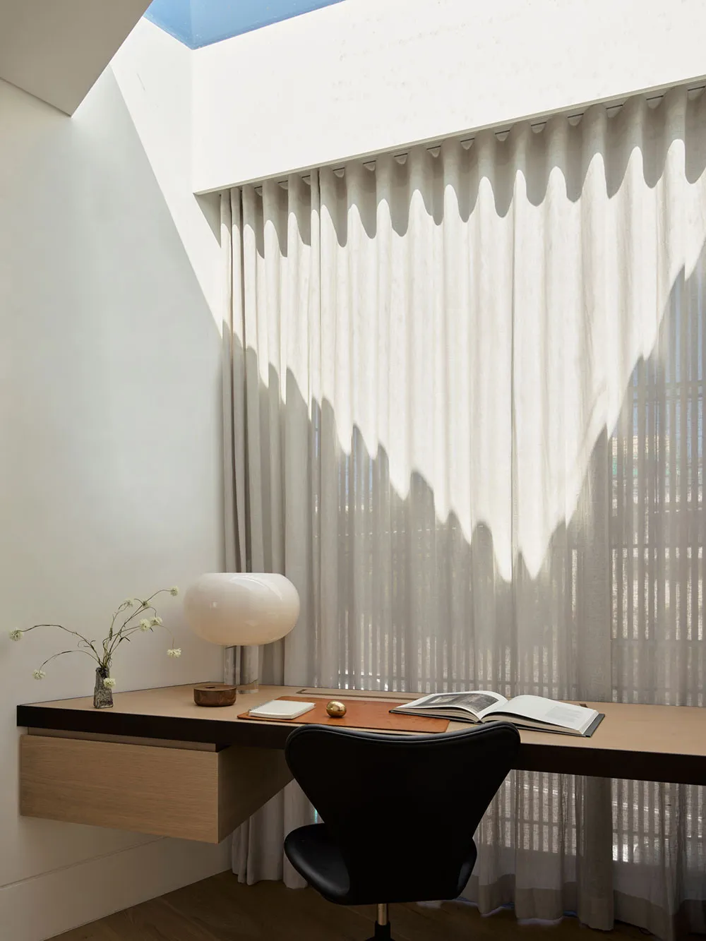 Conception moderne chaleureuse et élégante, baignant dans les rayons du soleil - Gallery image 19