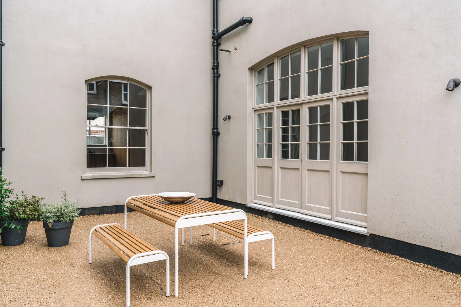 Earthy tones and minimalist design: apartment in a former school in England - Gallery image 12