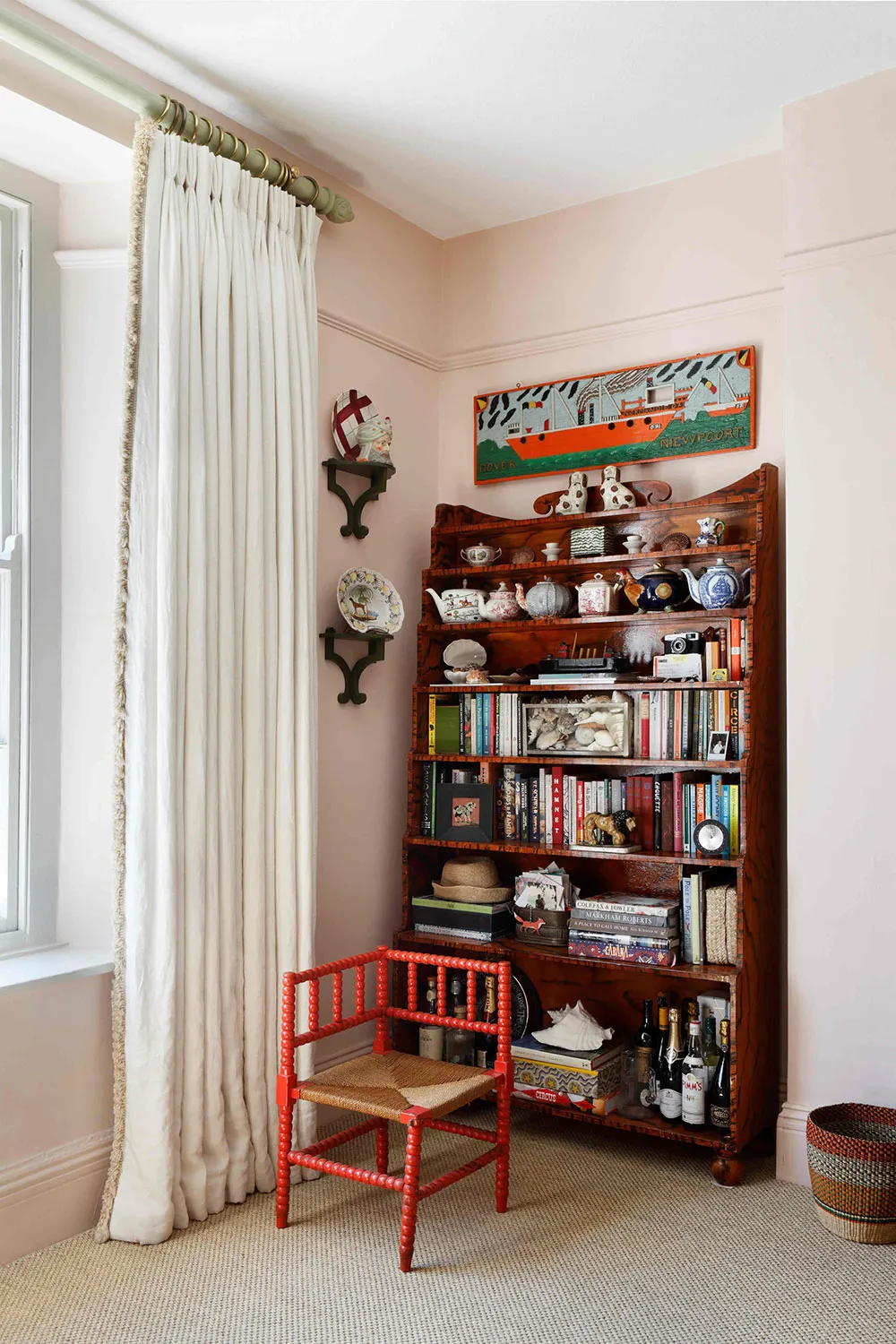 Interior acogedor de un diseñador inglés con una gran cantidad de hermoso decorado - Gallery image 14