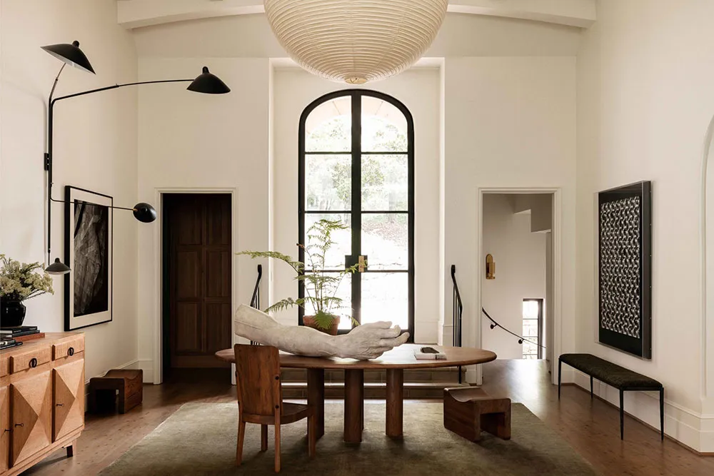 М’який сучасний інтер’єр із колекцією мистецьких виробів у Алабамі - Gallery image 4