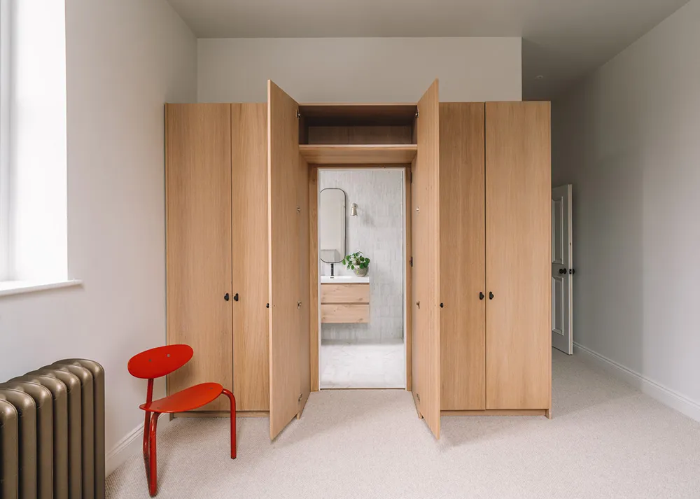 Earthy tones and minimalist design: apartment in a former school in England - Gallery image 18