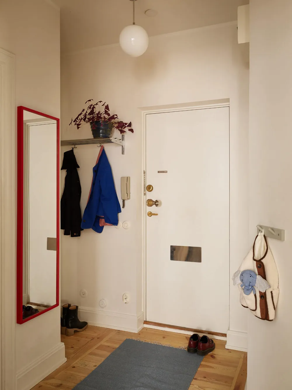 Естественный свет и яркие детали в интерьере небольшой скандинавской квартиры (58 кв. м) - Gallery image 22