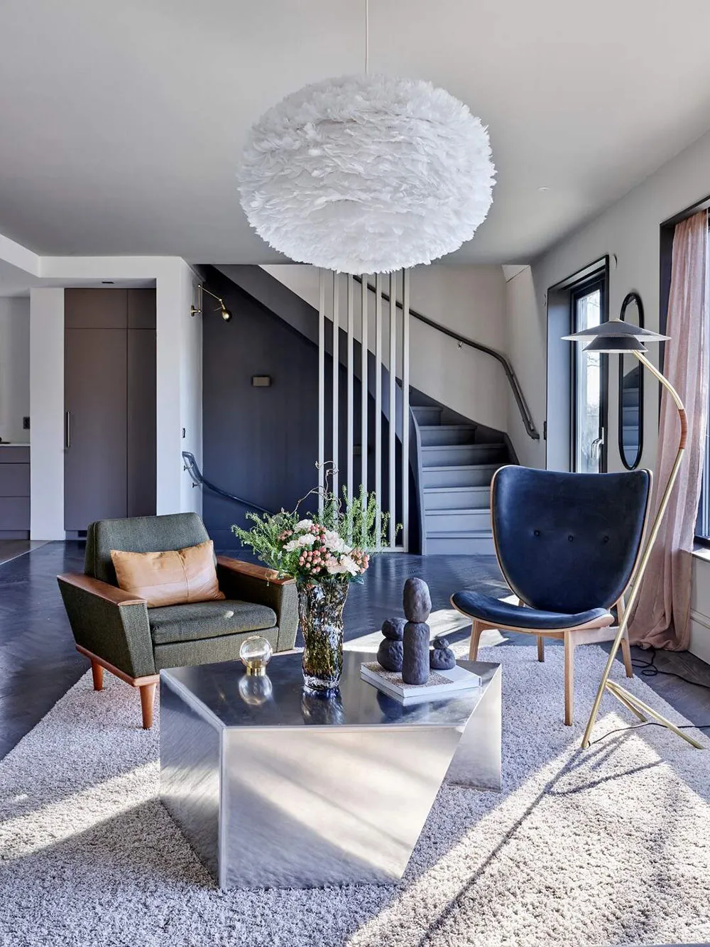 Утільні сучасні інтер'єри вілли 40-х років з видом на ставок у Швеції - Gallery image 3