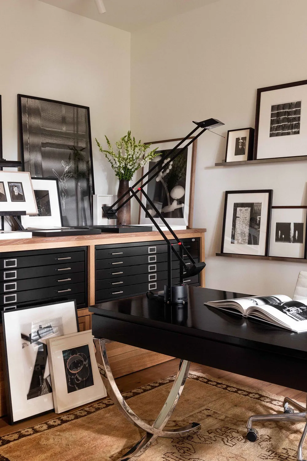 М’який сучасний інтер’єр із колекцією мистецьких виробів у Алабамі - Gallery image 15