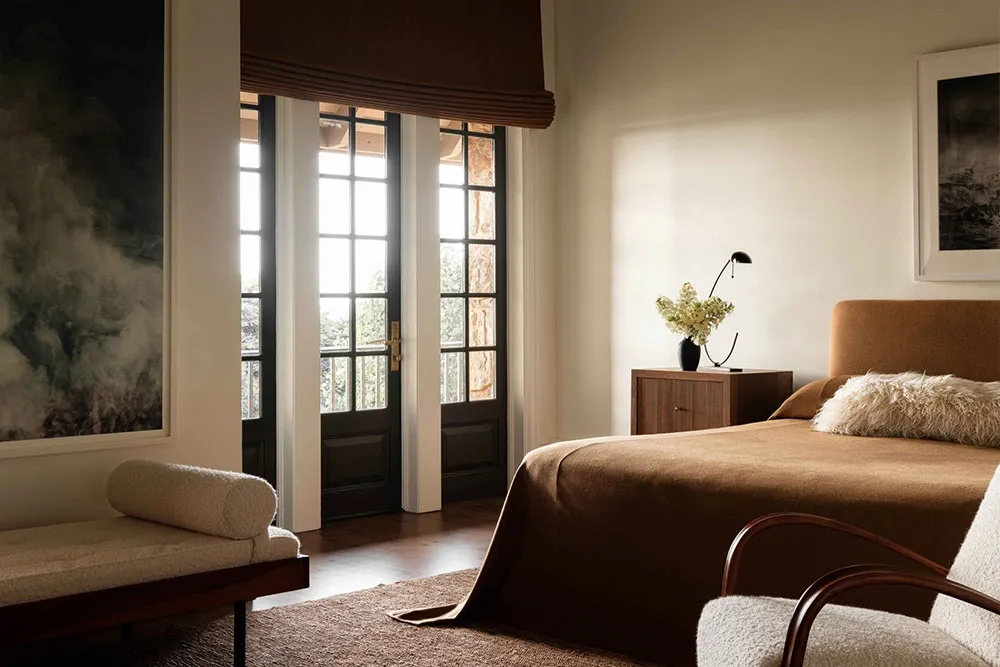 М’який сучасний інтер’єр із колекцією мистецьких виробів у Алабамі - Gallery image 10