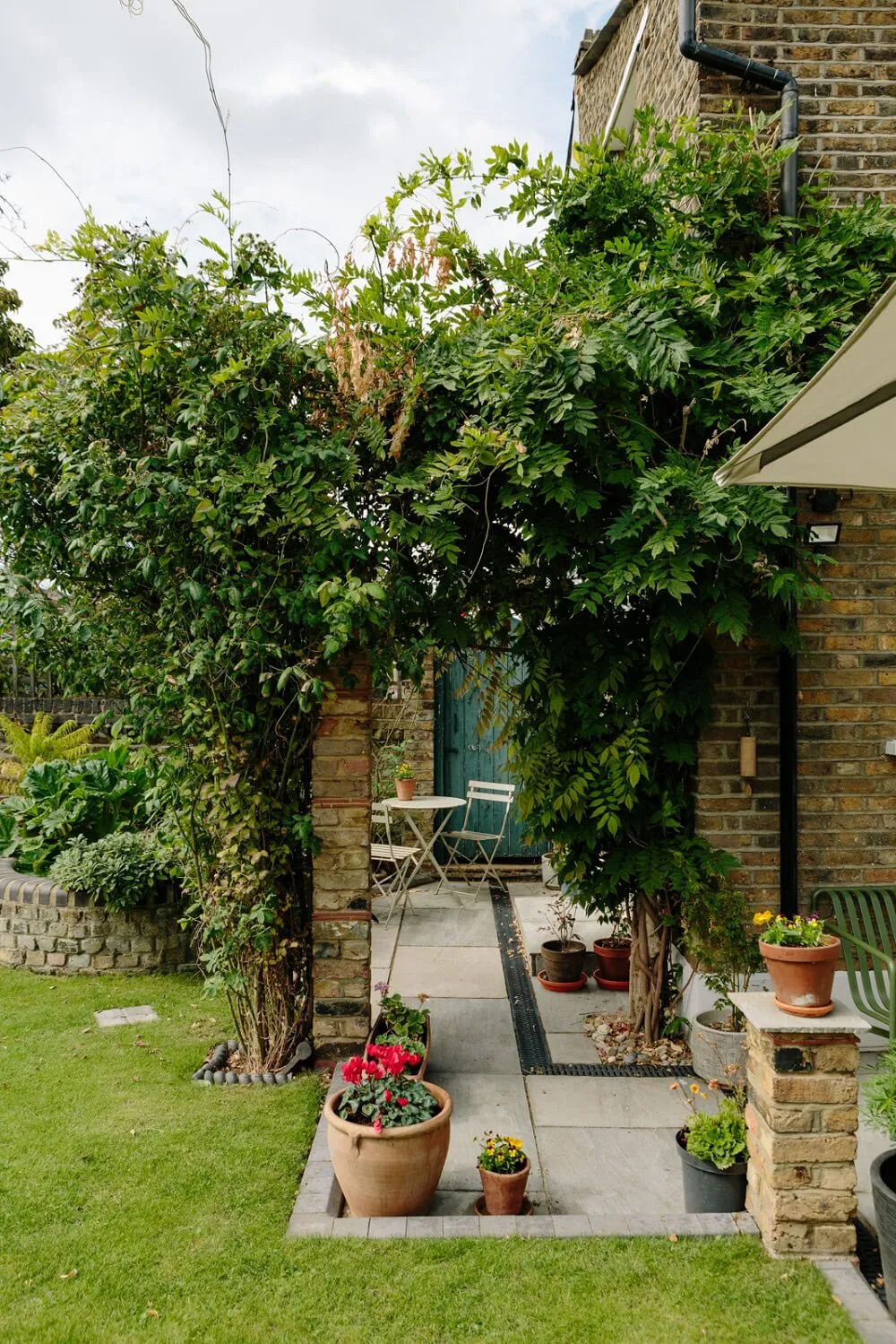 Grüne Wohnzimmer und Pfirsichfarbene Schlafzimmer: schöne Farben im Design eines Hauses in London - 21