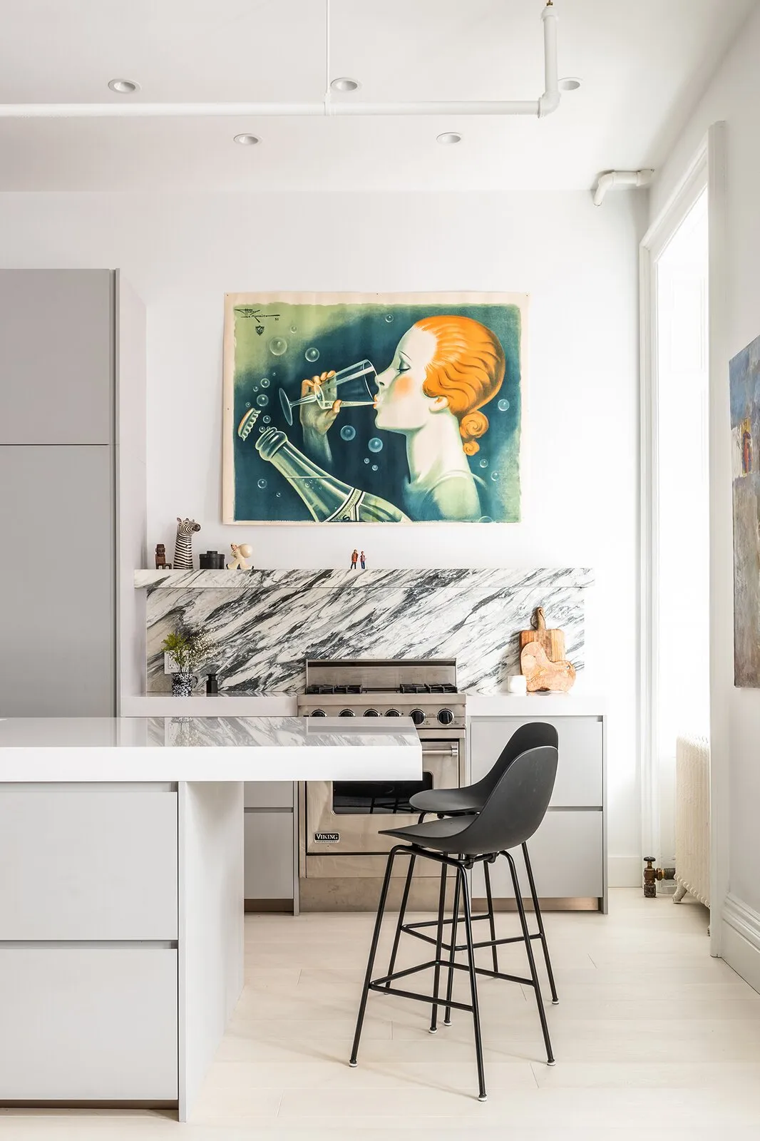 Светлый лофт с красочными постерами на Бродвее - Gallery image 3