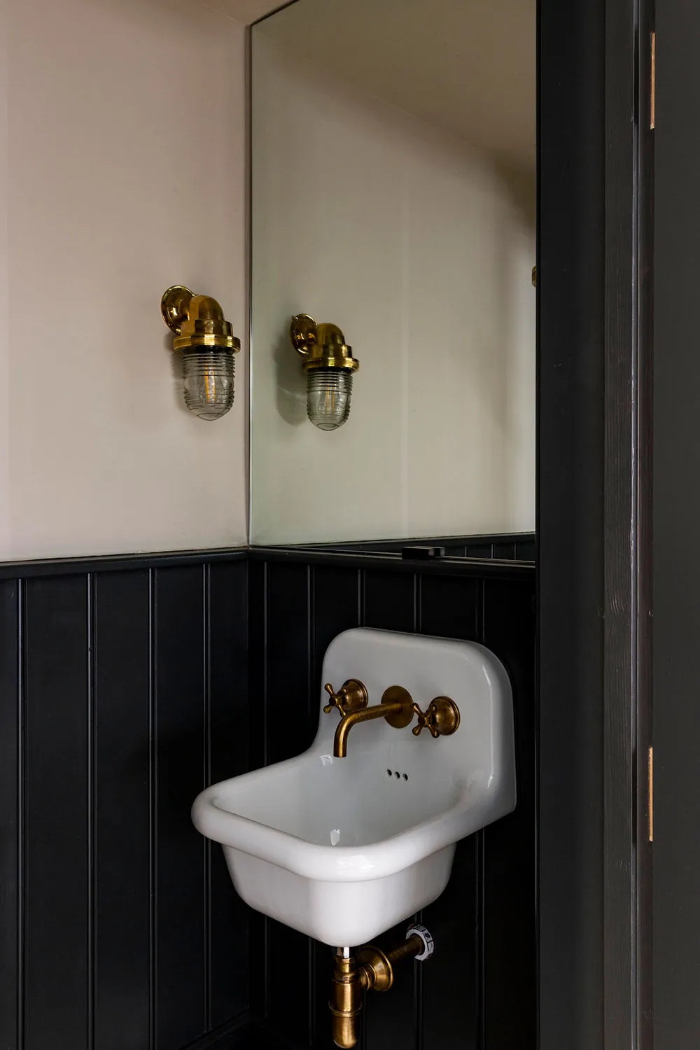 Green Accents in the Design of a Traditional Farmhouse in Southwest England - Gallery image 18