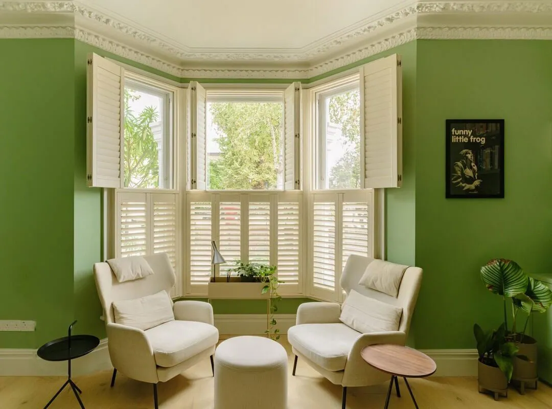 Grüne Wohnzimmer und Pfirsichfarbene Schlafzimmer: schöne Farben im Design eines Hauses in London - 4