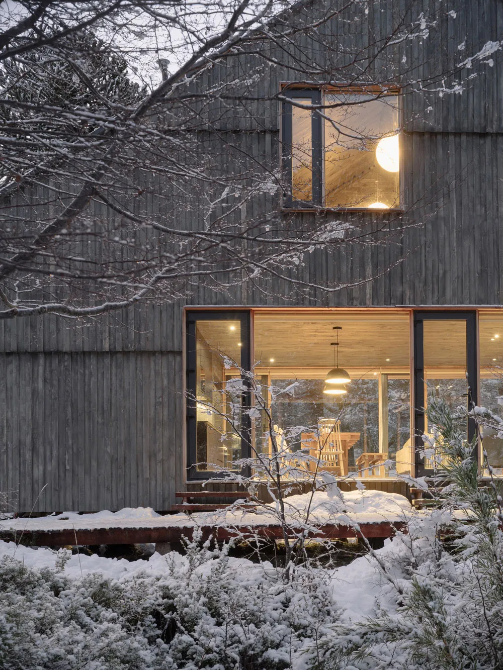 Modernes Shalé mitten im verschneiten Wald in Chile - Gallery image 3