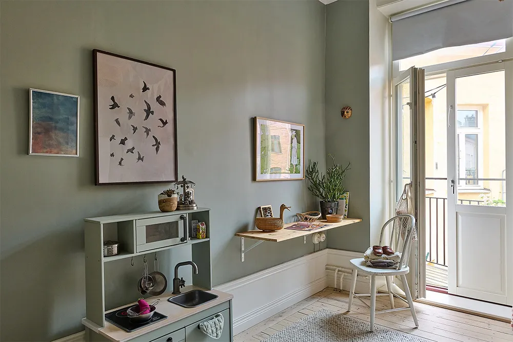 Просторна шведська квартира з синім диваном і винтажними деталями - Gallery image 22