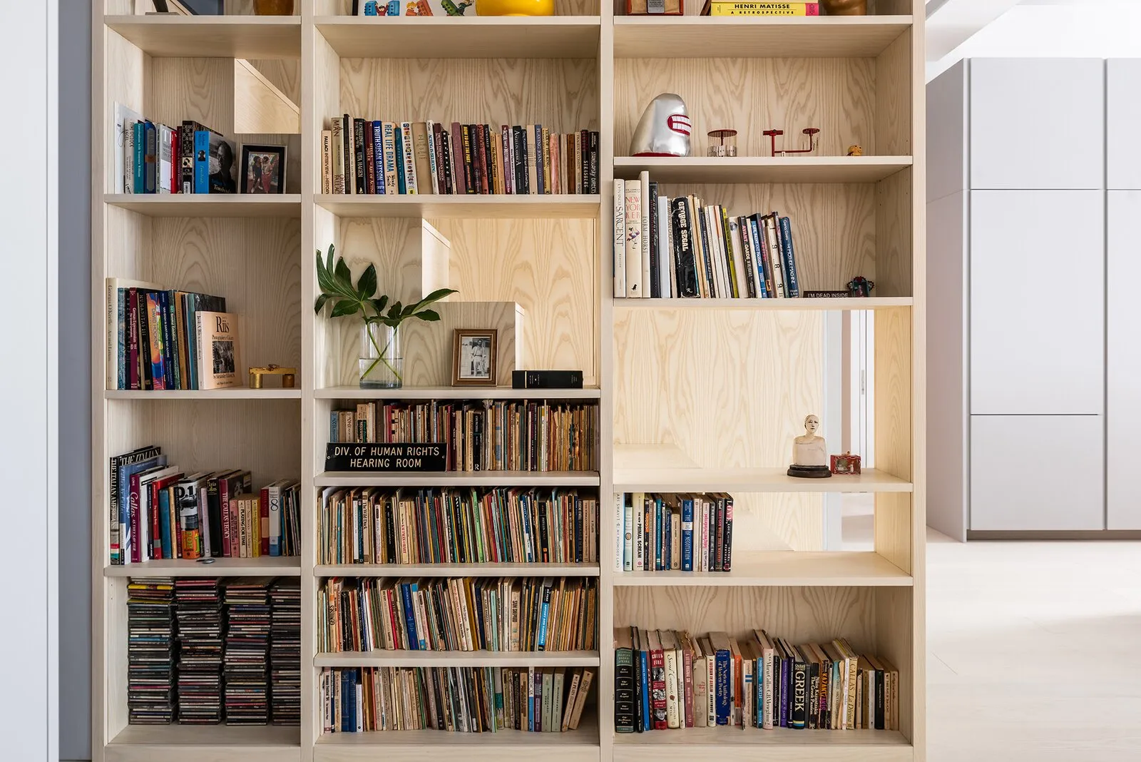 Светлый лофт с красочными постерами на Бродвее - Gallery image 8