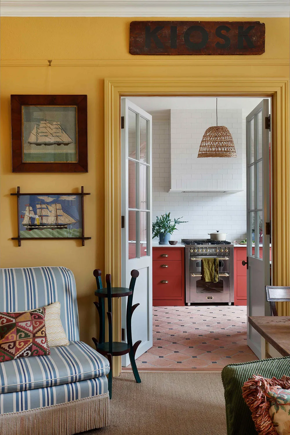 Interior acogedor de un diseñador inglés con una gran cantidad de hermoso decorado - Gallery image 1