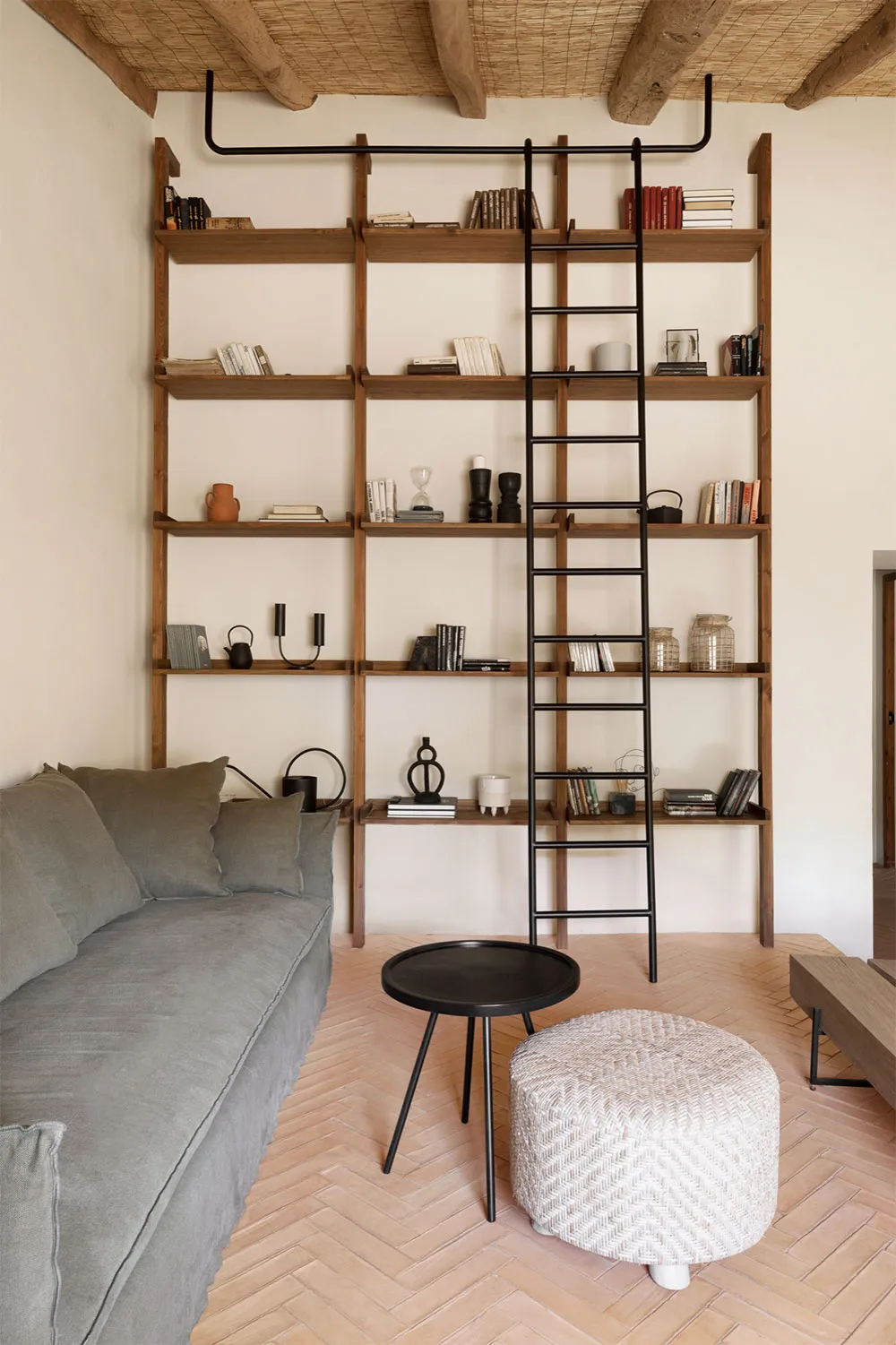 Interiores soleados y estilo atemporal: casa de verano en la costa de España - Gallery image 27