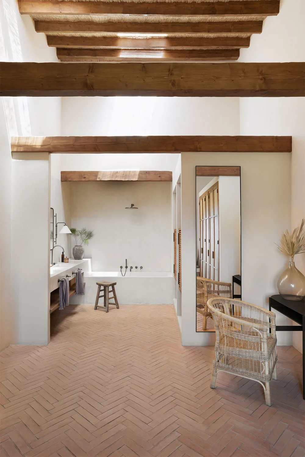 Interiores soleados y estilo atemporal: casa de verano en la costa de España - Gallery image 6