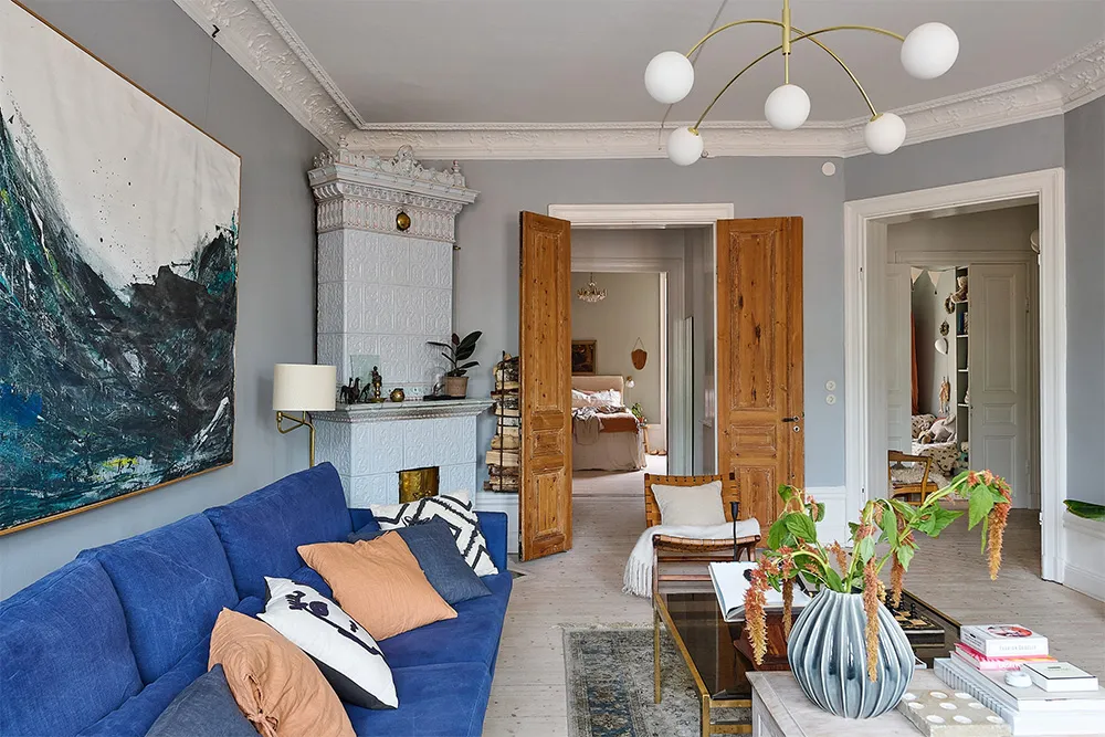 Просторна шведська квартира з синім диваном і винтажними деталями - Gallery image 12
