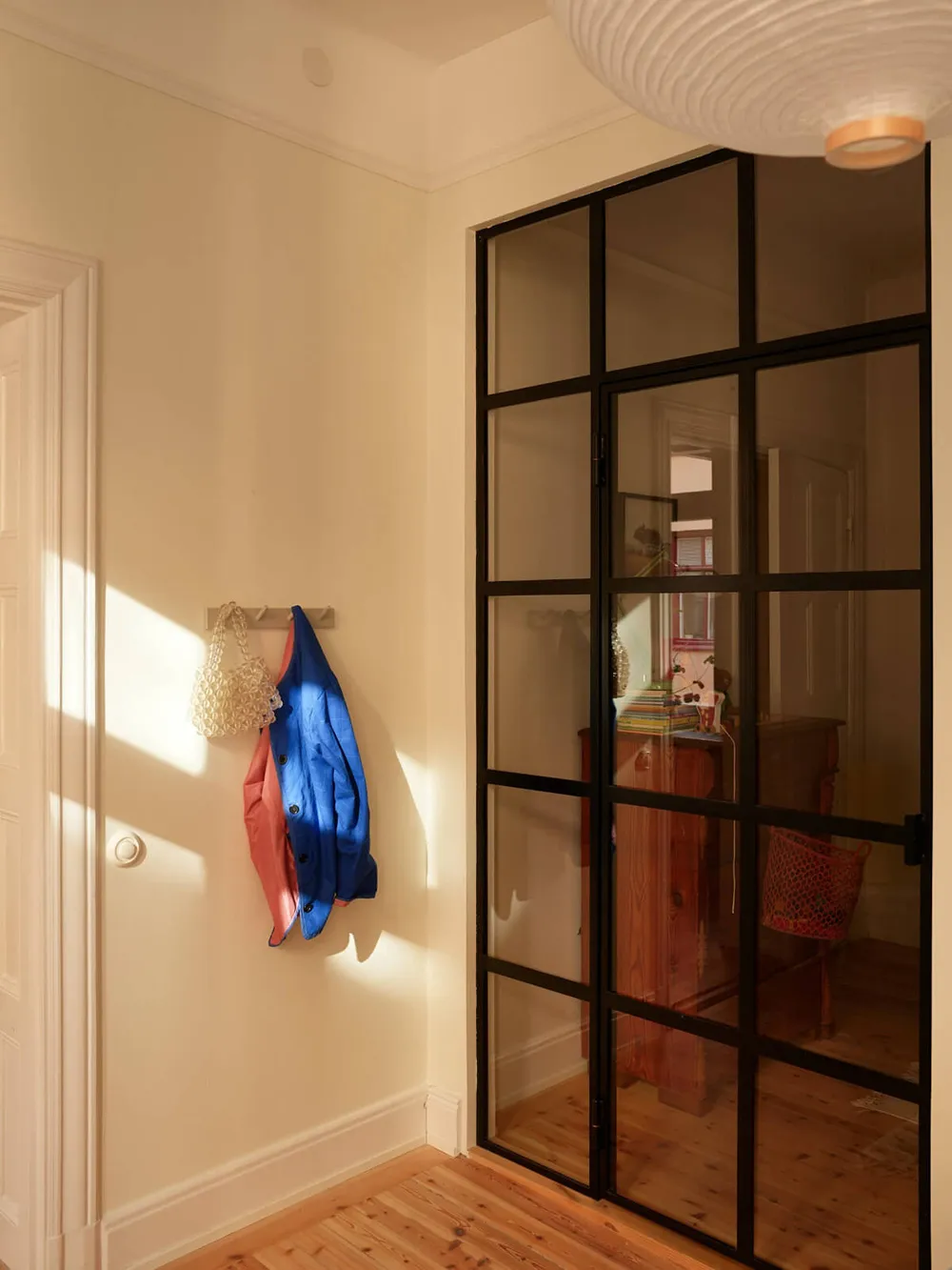 Естественный свет и яркие детали в интерьере небольшой скандинавской квартиры (58 кв. м) - Gallery image 17