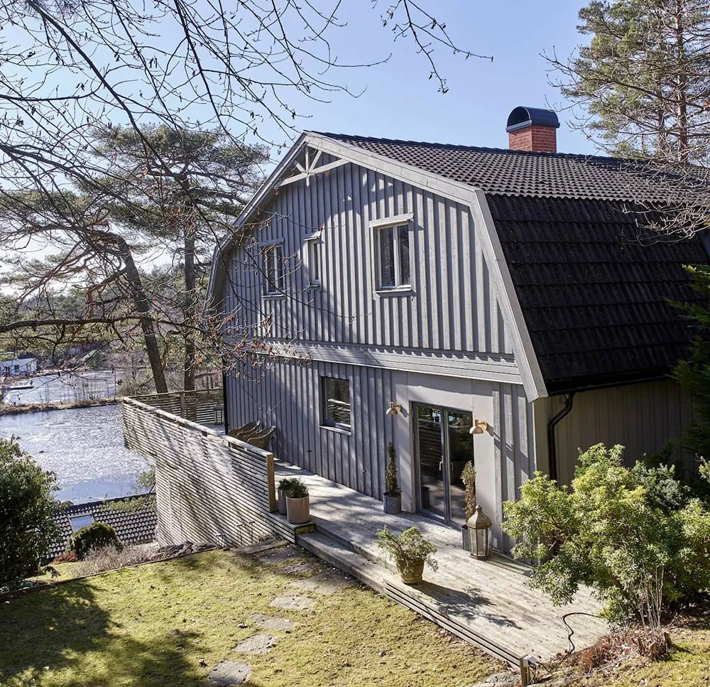 Утільні сучасні інтер'єри вілли 40-х років з видом на ставок у Швеції - Gallery image 1