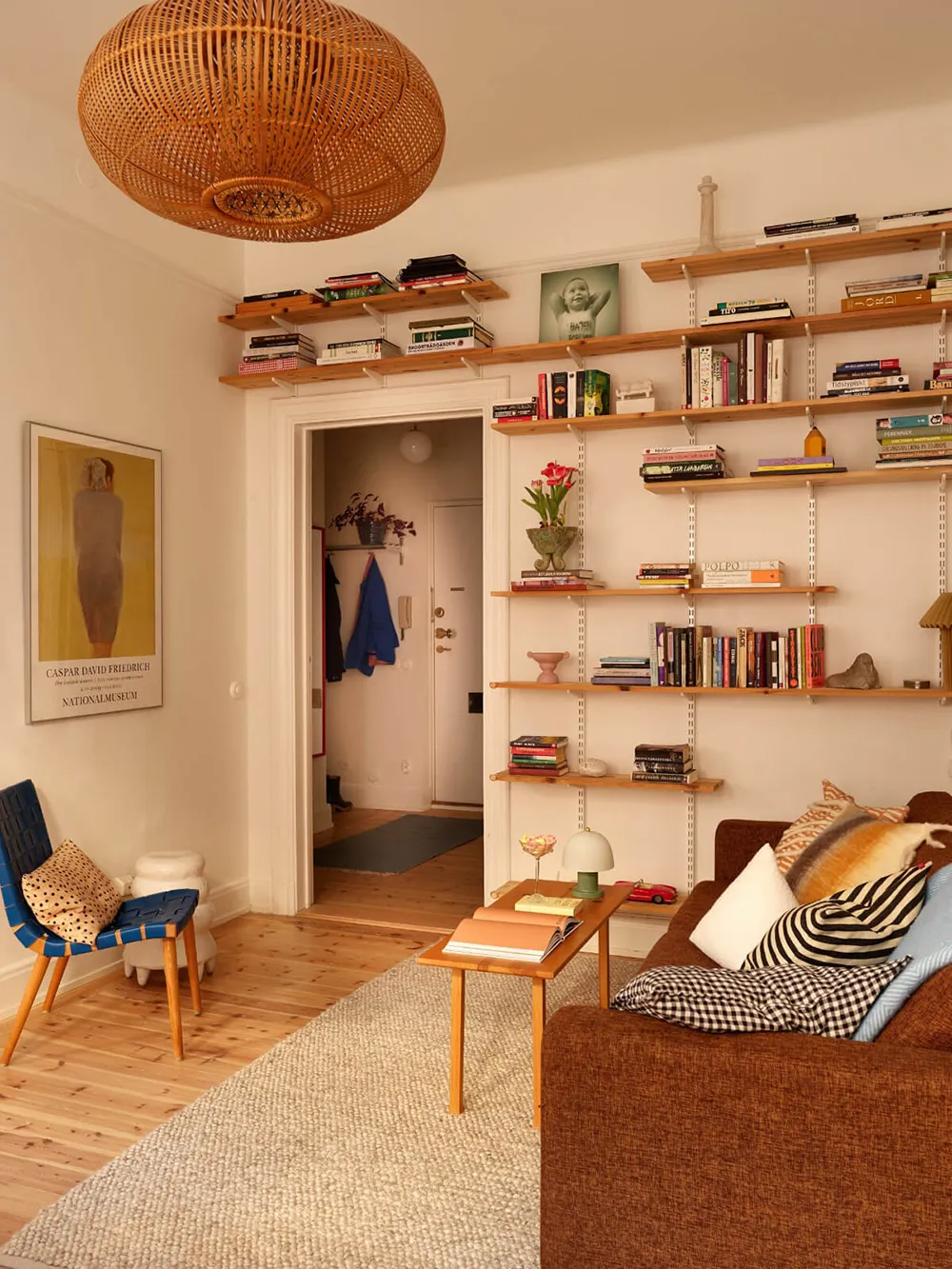 Естественный свет и яркие детали в интерьере небольшой скандинавской квартиры (58 кв. м) - Gallery image 5