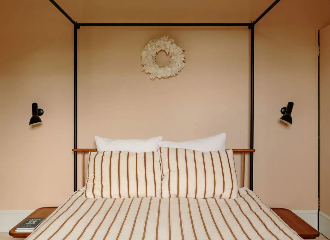 Grüne Wohnzimmer und Pfirsichfarbene Schlafzimmer: schöne Farben im Design eines Hauses in London - 14