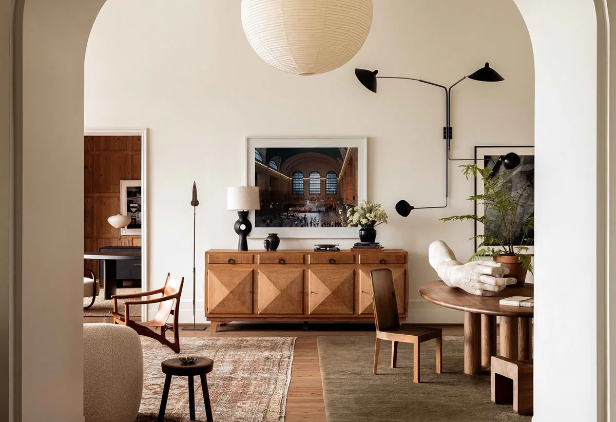 М’який сучасний інтер’єр із колекцією мистецьких виробів у Алабамі - Gallery image 2