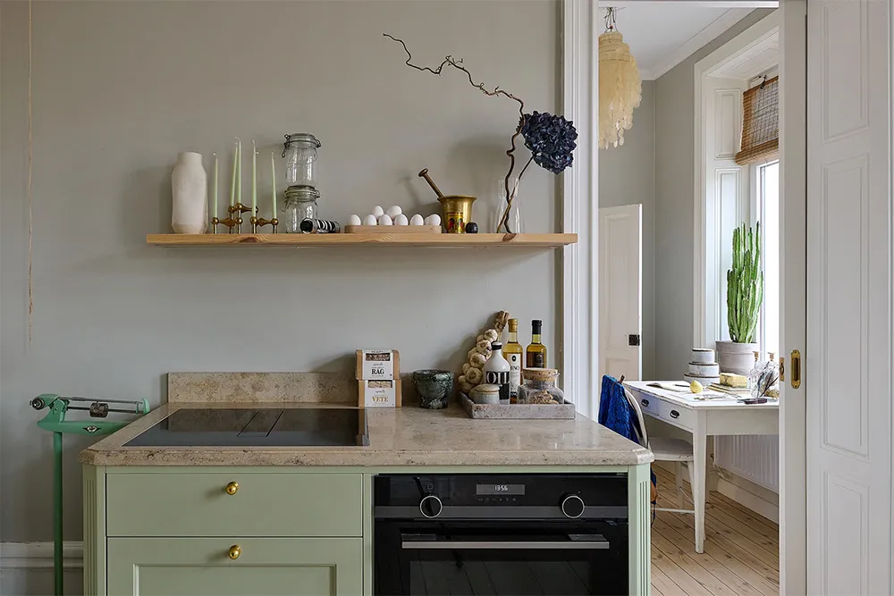 Просторна шведська квартира з синім диваном і винтажними деталями - Gallery image 8