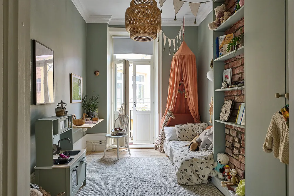 Просторна шведська квартира з синім диваном і винтажними деталями - Gallery image 21