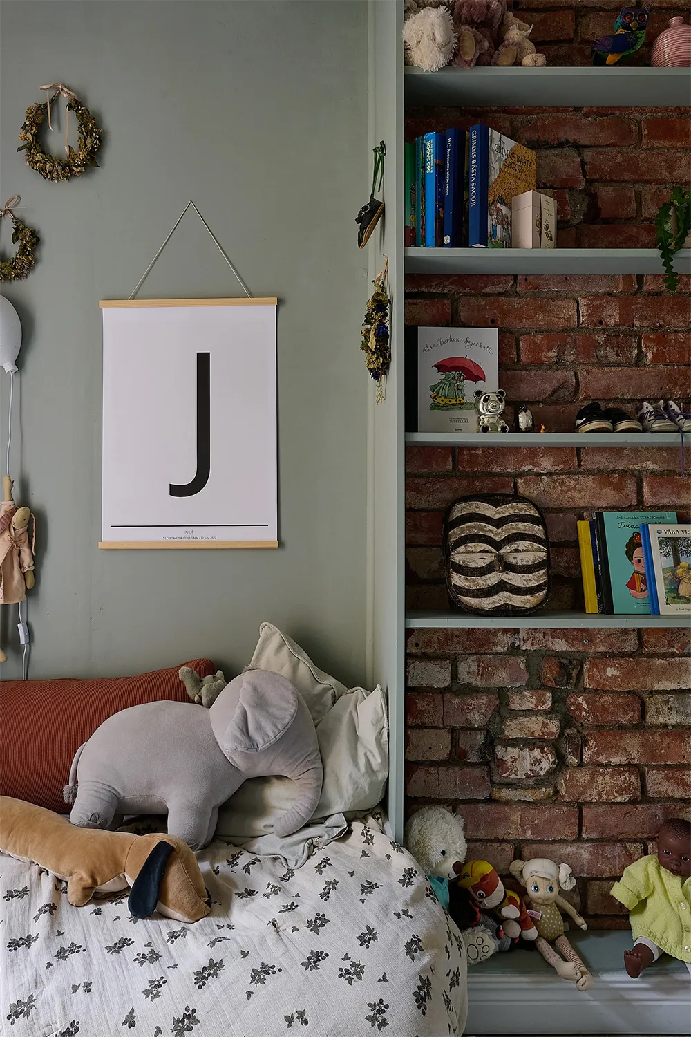 Просторна шведська квартира з синім диваном і винтажними деталями - Gallery image 23