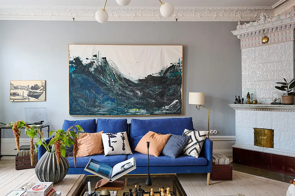 Просторна шведська квартира з синім диваном і винтажними деталями - Gallery image 13